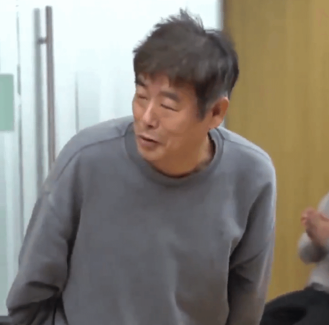 성동일 짤 움짤 모음 (짜증 경멸 기쁨 만족 퇴근 간절 화남 출근 황당 등) 이미지 12